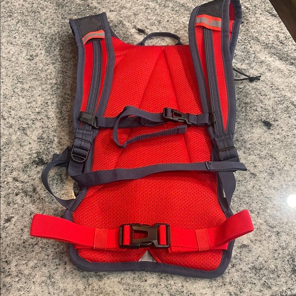 High Sierra Gray and Red 2L hydration pack - Picture 2 of 4